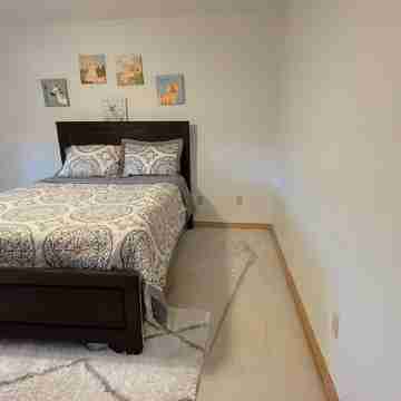 5 Bed/ 4 Bath 2.9 Miles to Lambeau Field and 1.9 Miles to Green Bay Airport . Rooms