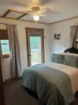 Charming 3-Bedroom Cabin with Hot Tub, Wi-fi Near Nolin Lake and Mammoth Cave