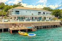 Spacious 5-bedroom villa w/ Private Beach Access 1 minute away in, St. Ann