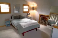 Cozy woodsy family-friendly cabin retreat