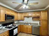 Charming 2-bedroom apartment in Pleasant Blasdell with morning breakfast. Hotels in Hamburg