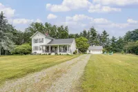Wolcottville Farmhouse: 18 Mi to Shipshewana - Homestays