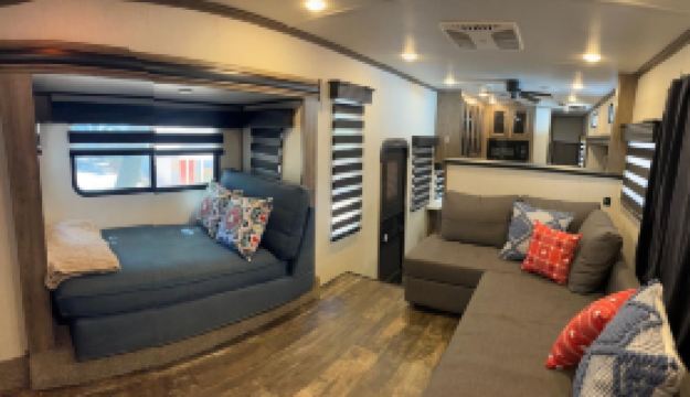 Cozy 2-bedroom RV with WiFi, A/C, full kitchen. Just walking distance from lake