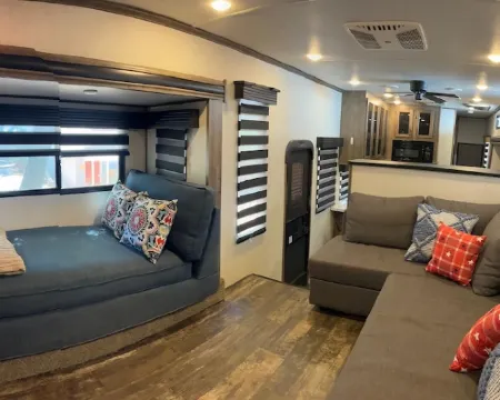 Cozy 2-bedroom RV with WiFi, A/C, full kitchen. Just walking distance from lake ナイスのホテル