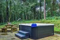 Stanton; woodland lodge for 14 with hot tub, log burner, BBQ, near Alton Towers.