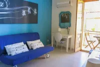 Blue apartment Alghero, within walking distance of the sea and the old town.