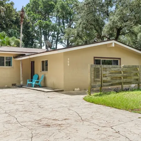 Coastal Comfort~3 BR Home w/Pool~Sleeps 9~Near Pensacola Beach