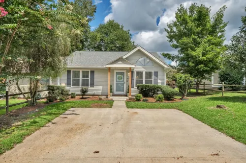 Cozy & Convenient 2BR/2BA Townhome