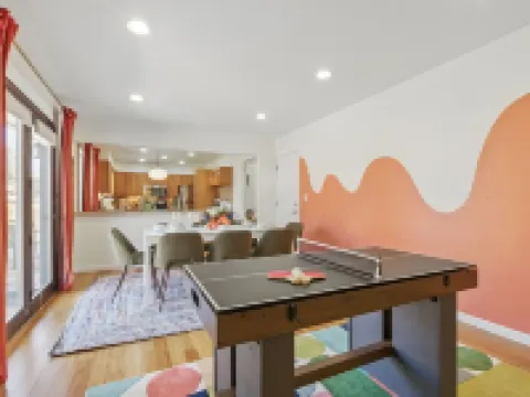 Spacious 4BD - Backyard BBQ, Fire Pit & Mini Golf Hotels in Arvada