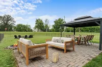 The Oasis, New! 7 beds on 1/2 acre  near Lake Geneva Hotels in Delavan