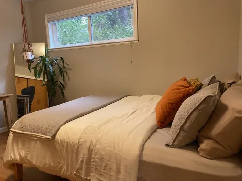 Adorable house walking distance to town-comfy private back patio