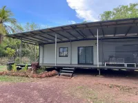 Home away from home, plenty of space for your caravan, camper, friends Hotel di 