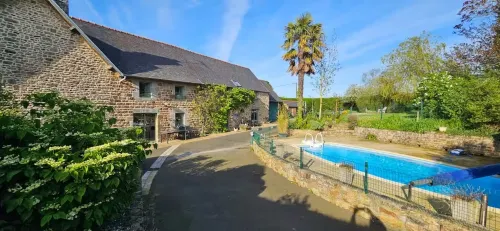 Au Mont De La Quintine #Pool and Jacuzzi Hotels in Saint-Quentin-sur-le-Homme