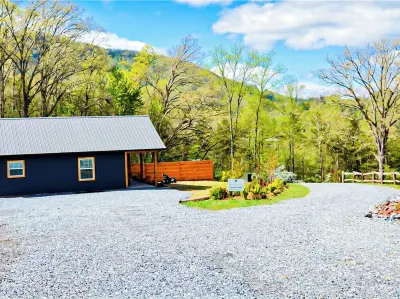 Mountain Views, Hot Tub & More — the Blue Moose Cabin Just Minutes from Town! Hotels near Great Smoky Mountains Railroad