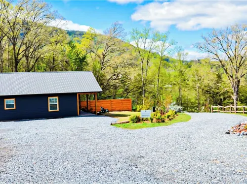 Mountain Views, Hot Tub & More — the Blue Moose Cabin Just Minutes from Town!