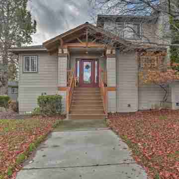 Idyllic Redmond Townhome w/ Furnished Deck! Hotel Exterior