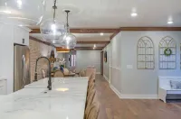 Elle & Beck's Second Floor Suite Overlooking Historic Main Street In Galena, IL