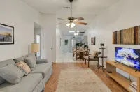 Landing pad - under 2 miles to airport, 2 br, Free parking, WiFi