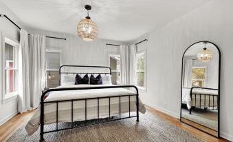 Harley House with Hot Tub & Grill - Historic District