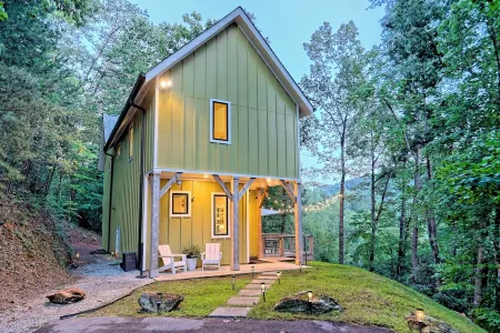 Luxury Cabin- Hot Tub, Mtn Views from Every Window, Mins to Clayton Отели в г. Рейбан