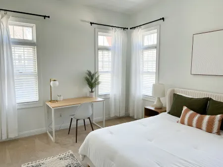 Lower East Side - 3 bed, 2 bathroom, 2 private parking spots Отели рядом с достопримечательностью «UWM English as a Second Language Program»