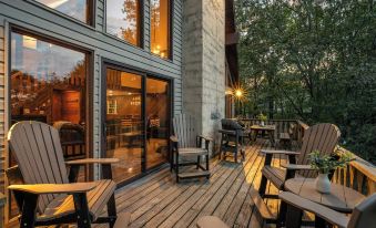 Sky View Chalet by AvantStay Stunning Interior Spacious Deck Hot Tub View