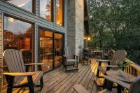 Sky View Chalet by AvantStay Stunning Interior Spacious Deck Hot Tub View