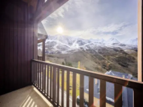 4 Rooms for 10 People