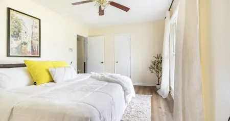 Centally located w/ coffee bar, theatre/gameroom