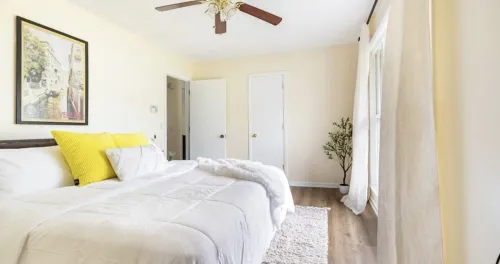 Centally located w/ coffee bar, theatre/gameroom