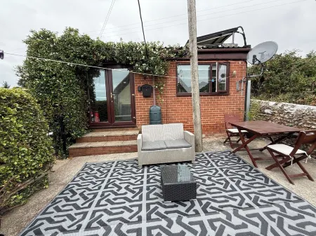 Studio in the idyllic countryside 2 miles from the beach in Devon with Hot Tub