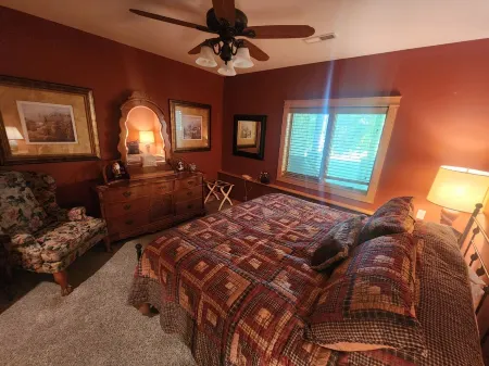 400ft private waterfront home, fireplace, boathouse, kayaks, DOG FRIENDLY