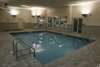 Hampton Inn & Suites by Hilton Red Deer - С бассейном