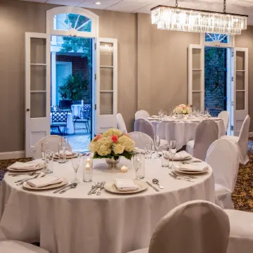 Holiday Inn FRENCH QUARTER-CHATEAU LEMOYNE by IHG Отели рядом с достопримечательностью «Концертный зал "Презервейшн Холл"»