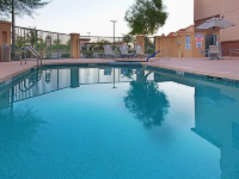 โรงแรม ฮอลิเดย์ อินน์ แอนด์ สวีทส์ กู๊ดเยียร์ - เวสต์ ฟีนิกซ์ แอเรีย บาย IHG โรงแรมในกู้ดเยียร์