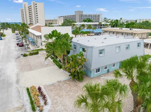 Bright & Modern ~ Heated Pool ~ Gated Beach ~ Pkg!
