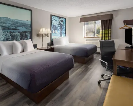 Super 8 by Wyndham Latham/Albany Airport コロニーのホテル