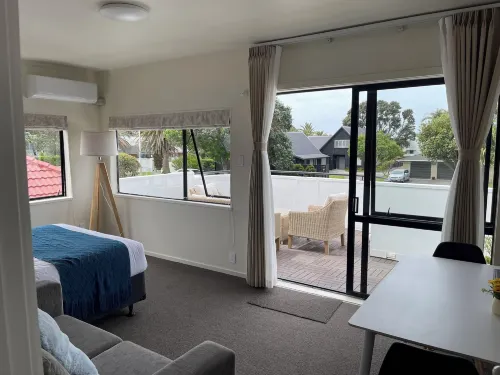 Summer Inn Motel - Newly Renovated, 2 Min Walk to Orewa Beach 와이토키 호텔