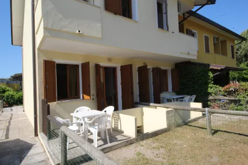 Relax in our villa with private garden in Rosolina