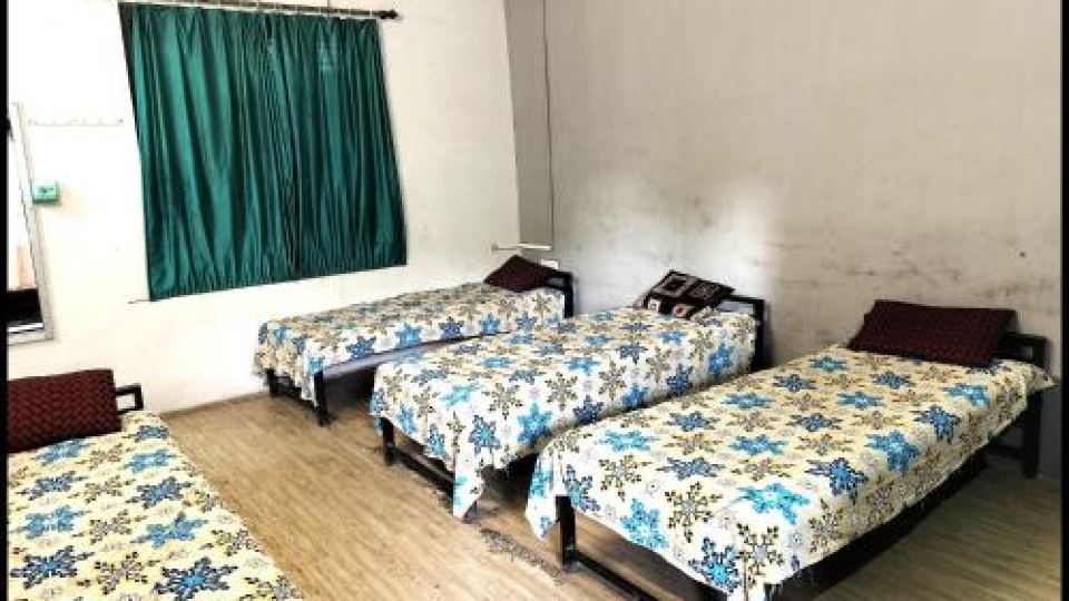 6 CR Hotel Natraj Railway Station