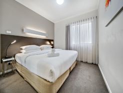 Comfy 2-Bed Near the Lake with Secure Parking