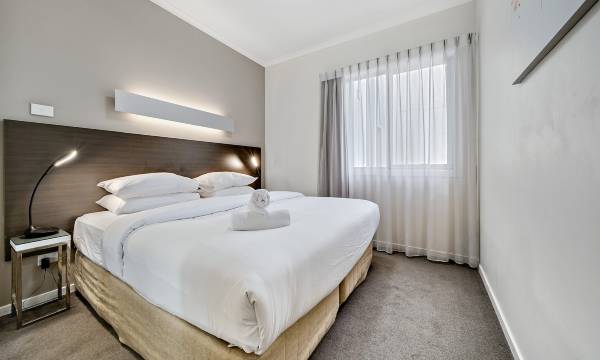 Comfy 2-Bed Near the Lake with Secure Parking