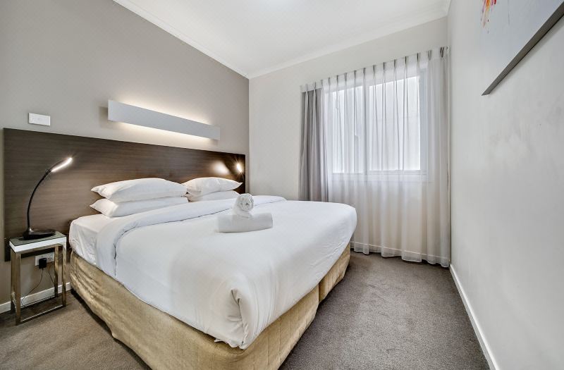 Comfy 2-Bed Near the Lake with Secure Parking