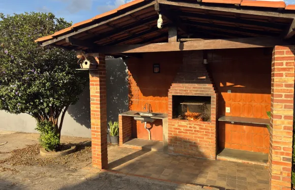 帶泳池和燒烤區的寬敞之家