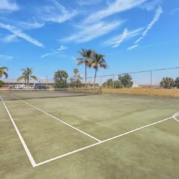 The Gator Escape -Poolside Condo Walk to Tiki Bar