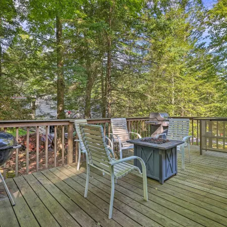 22 Mi to Ski Big Bear! Lake Wallenpaupack Getaway