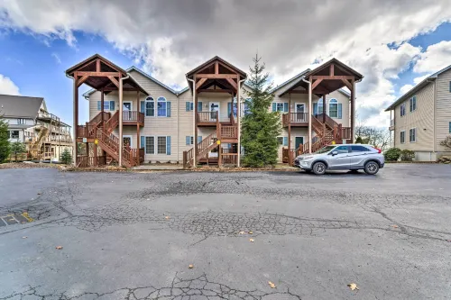 < 2 Mi to Beech Mtn Slopes: 1st-Floor Family Condo - bar