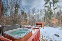 Secluded Johnsburg Retreat w/ Hot Tub & Fire Pit - 3 estrellas