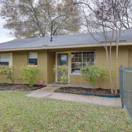 6 Mi to Dtwn Austin: Home w/ Screened Porch & Yard