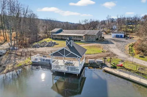 Rustic Lakefront Studio w Deck Workspace Hotels in Blooming Grove